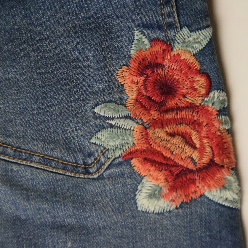 Denim Skirt with flower detail - Picture 4 of 4